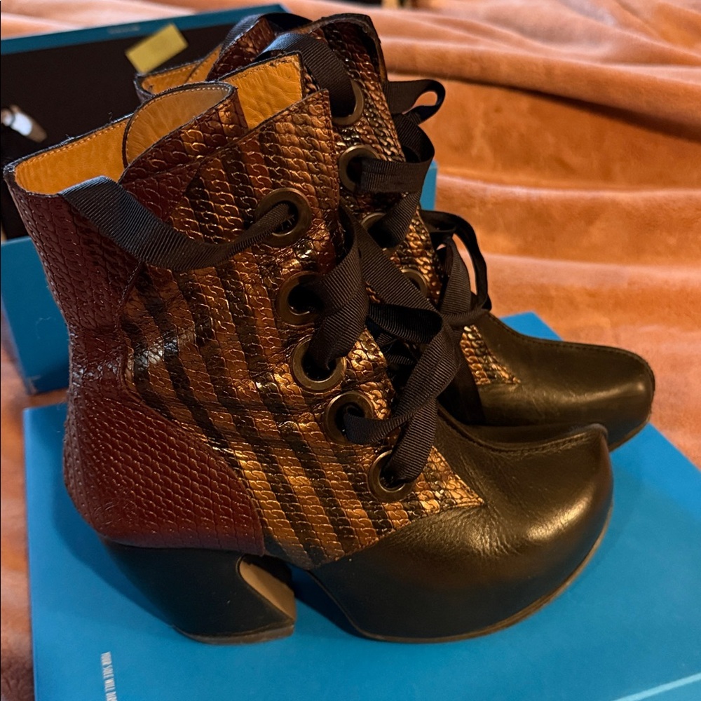 Style sold out John Fluevog custom painted Lace Up Boots, burgundy, gold, black